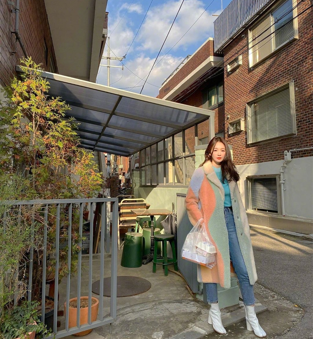 韩国“白富美歌手”姜敏京，人美歌甜还会穿，皮肤白成一道光