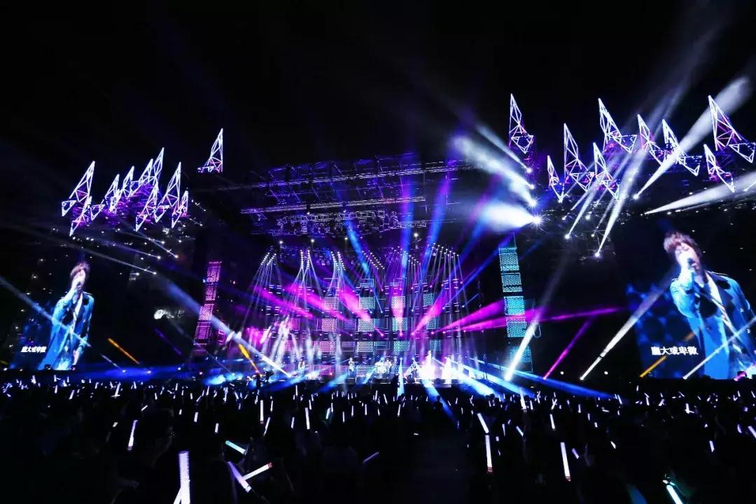 迪士尼乐园:香港向左,上海向右