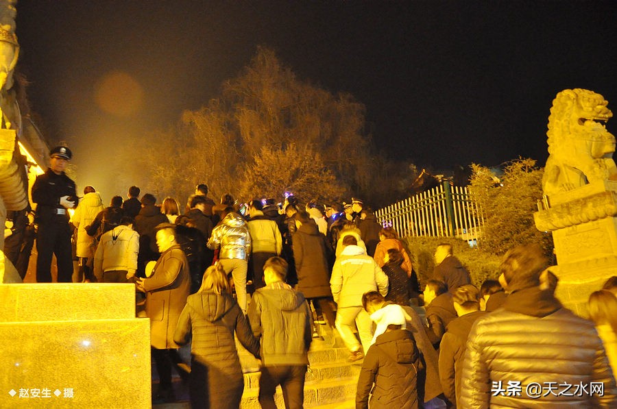 甘肃天水数万民众“上九朝观”祈福纳祥争烧头柱香!(组图)