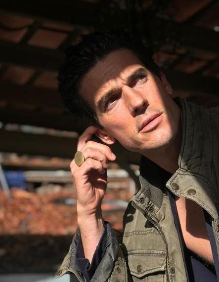 水果姐被控性骚扰?男模:她当众扒下我的裤子,让我露出*处私**