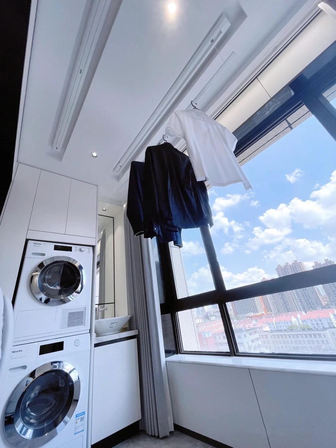 只有一个阳台又如何，学他晾衣杆装窗帘盒里，分分钟拯救室内颜值