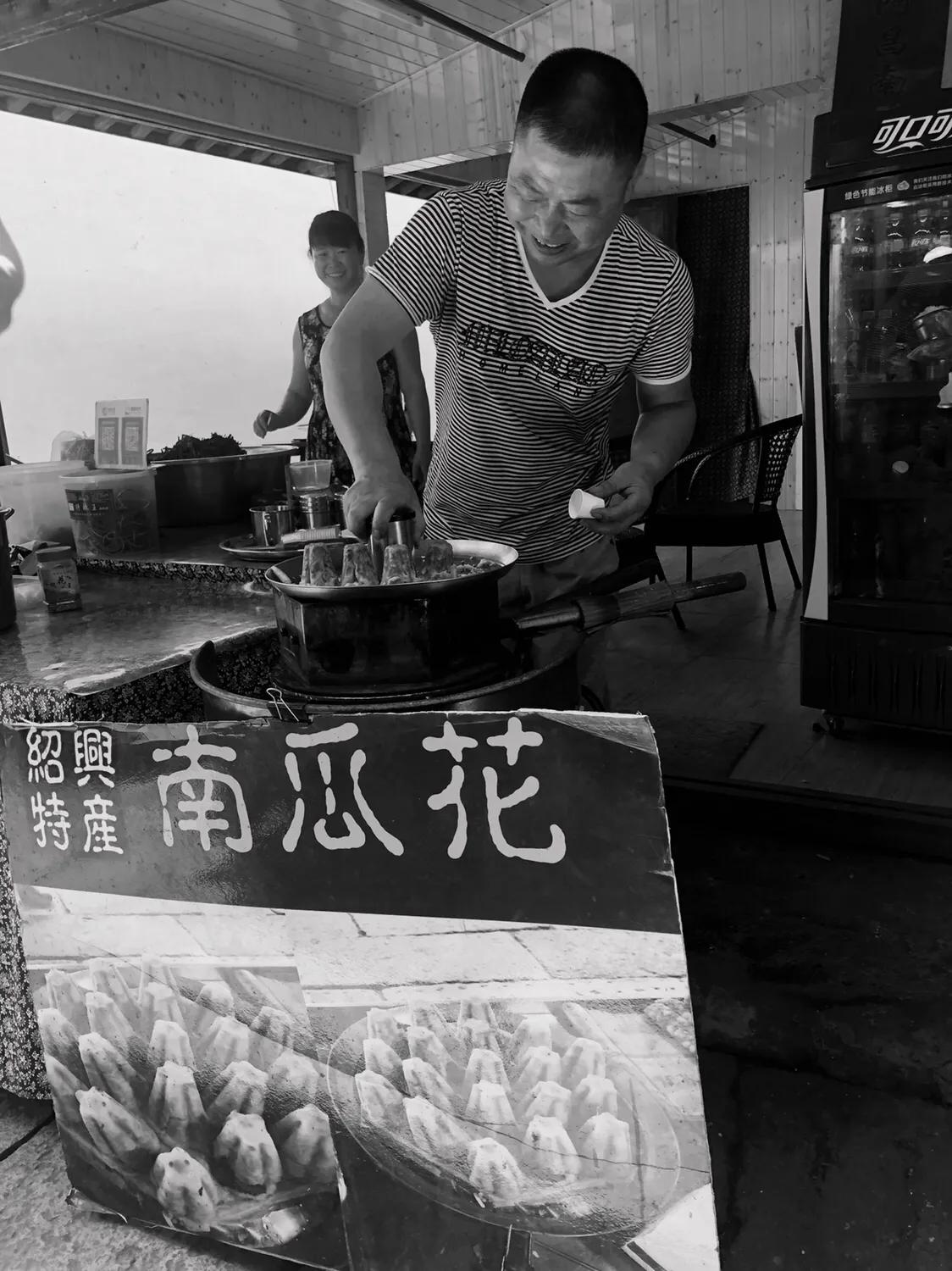 听戏享受这悠闲时光,听戏喝酒自在逍遥