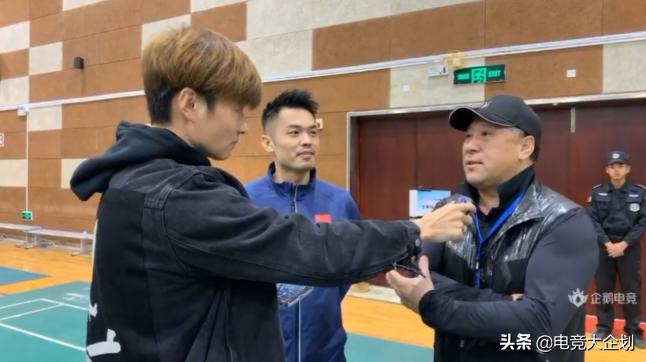 帝师与GAI爷互称兄弟!这个户外直播第一人究竟有什么背景?