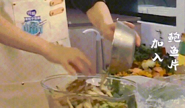 赵丽颖《中餐厅》备菜时舔手指,做菜直接上手,坏习惯太难改
