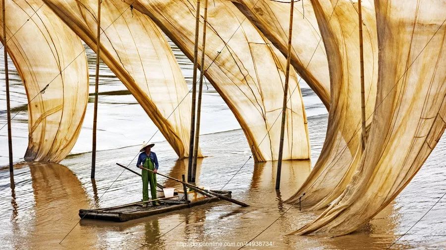 这座海滨小城真是美丽又整洁,这座海滨小城可真美丽