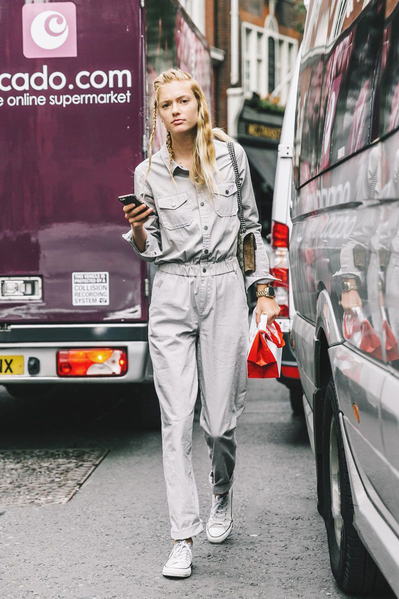 蕾哈娜穿大黄靴,雷哈娜粉色羽毛