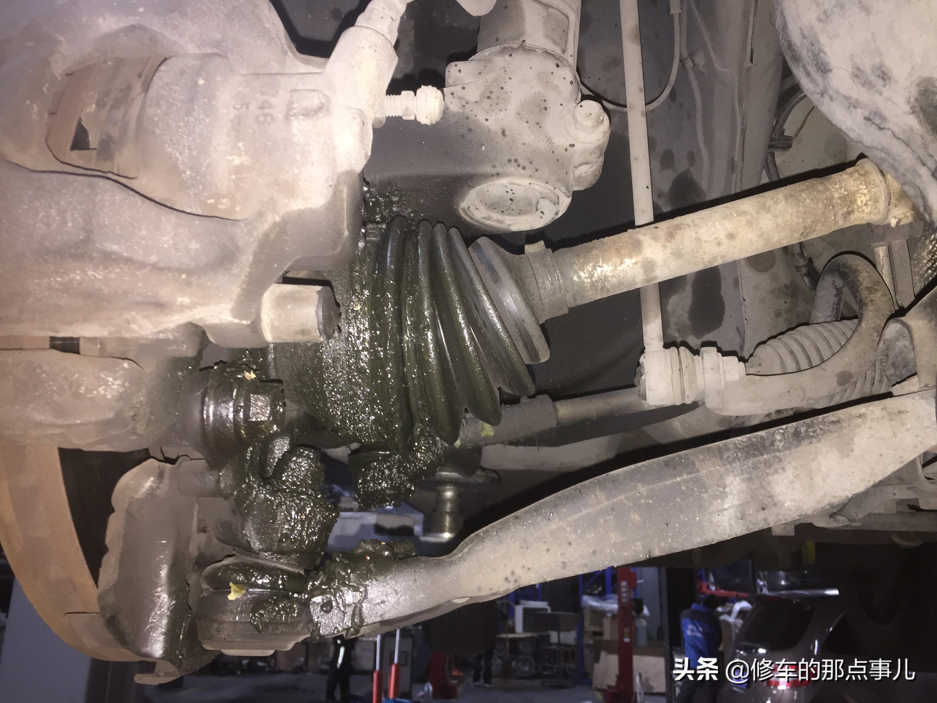 路虎半轴内球笼防尘套拆卸视频,路虎半轴漏油有必要更换吗