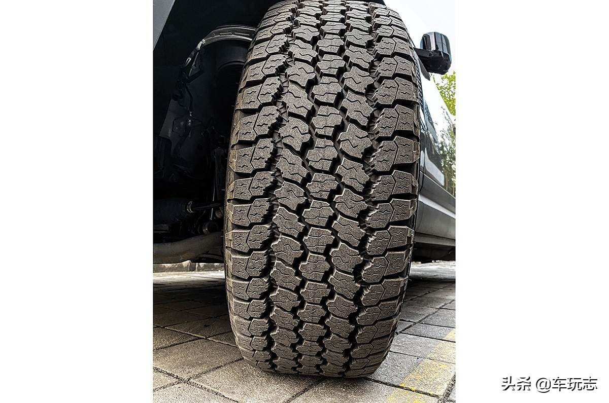 路虎全新卫士预告图,全新一代路虎卫士越野性