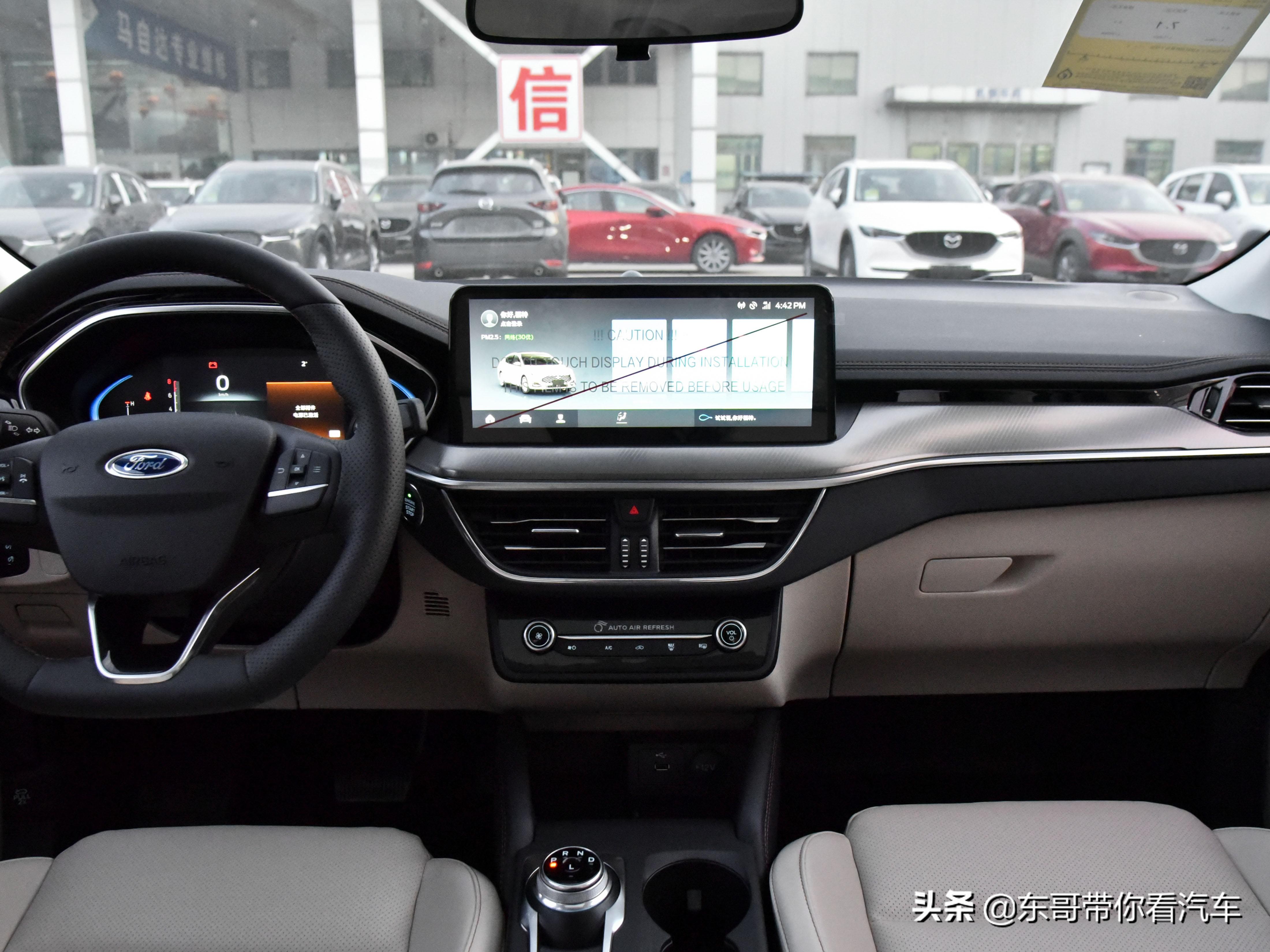 空间不输紧凑型的小型车,买1.4t朗逸还是1.5t新福克斯