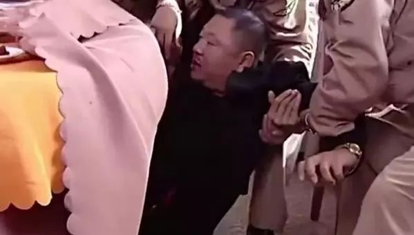 被嘲笑、被看不起的小人物，其实他背负着中国人身上浓浓的人情味