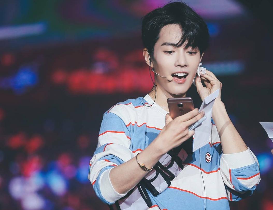 明星唱歌忘歌词视频,明星唱歌忘歌词合集