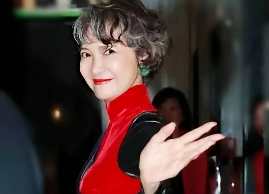 73岁影后萧芳芳:4段感情9种特长,周星驰李连杰都曾崇拜她
