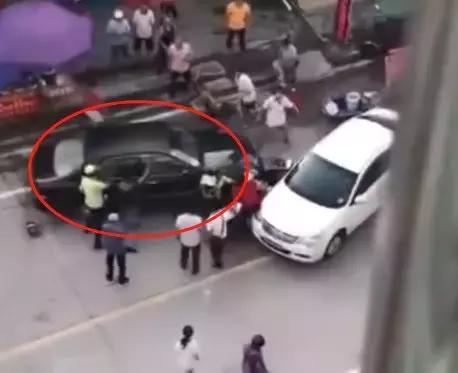 男子深夜酒驾撞上路边车当场惨死,男子酒驾撞人后逃逸巡逻现场实录