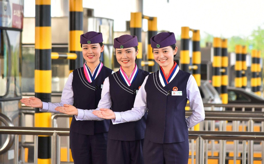 高速收费站的收费员是怎么进去的,高速收费站的收费员