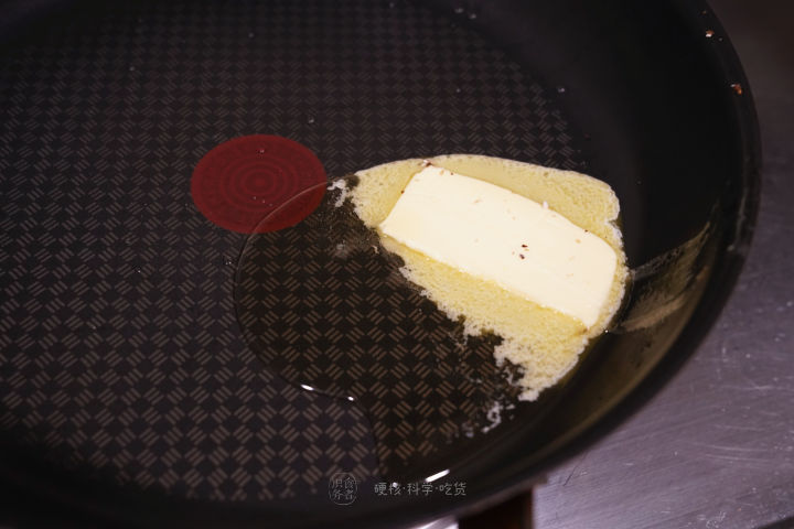 煎牛排爆油怎么办,煎牛排放黑胡椒容易糊吗