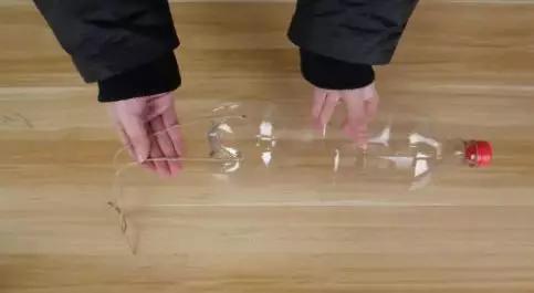 把塑料瓶套在水龙头上,塑料瓶剪下瓶盖套米袋口