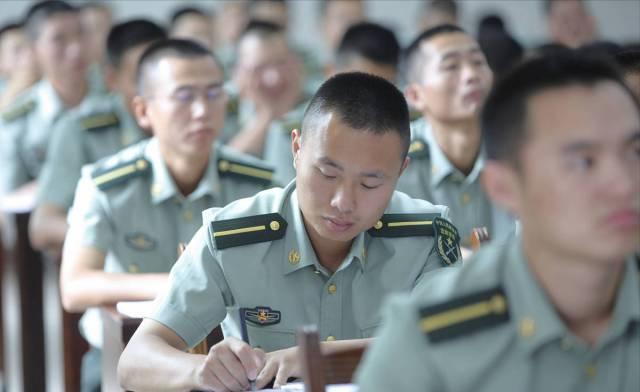 本科大二去当兵还能考军校吗,大专毕业去当兵有什么好的选择吗