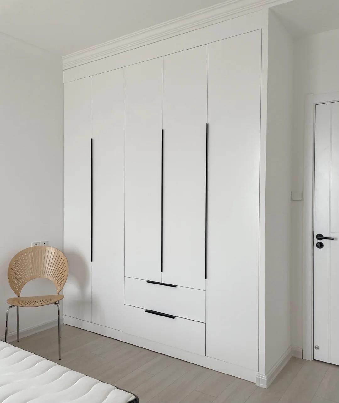 卧室整体定制衣柜与成品衣柜,新房子买成品衣柜还是定制衣柜