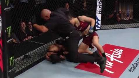 嘲讽中国疫情的外国拳手，被这个中国姑娘打成了猪头