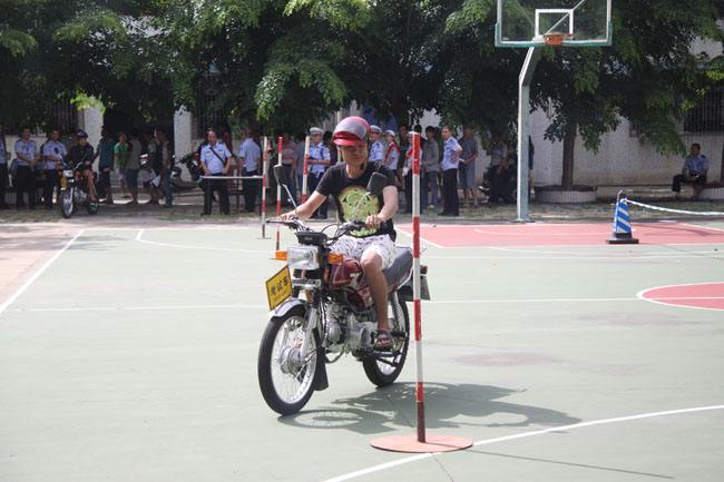 摩托骑行最危险行为是越线,摩托骑行遇到紧急情况怎么避让