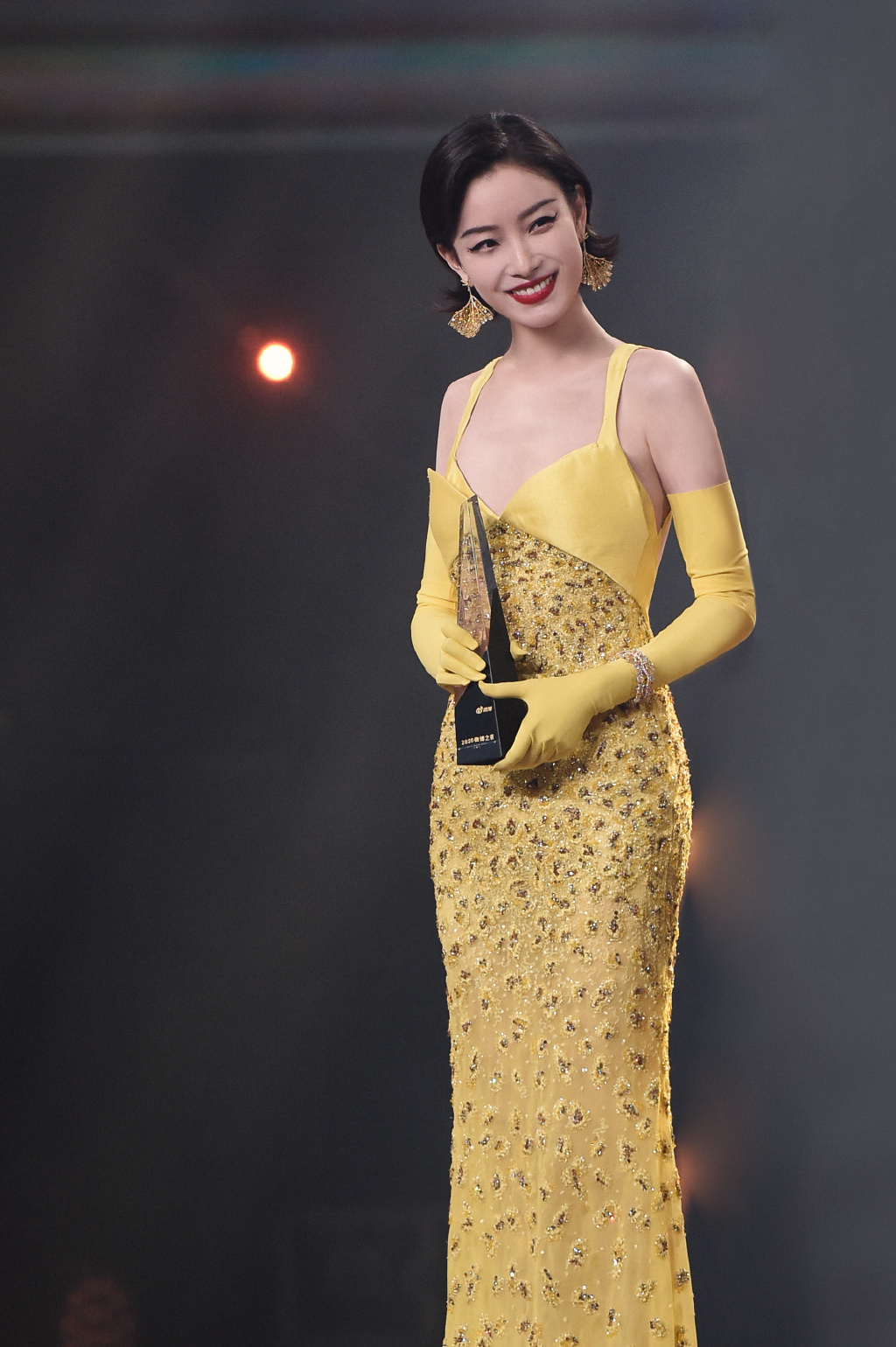 微博之夜杨颖杨幂讨论热巴,微博之夜迪丽热巴与邓超