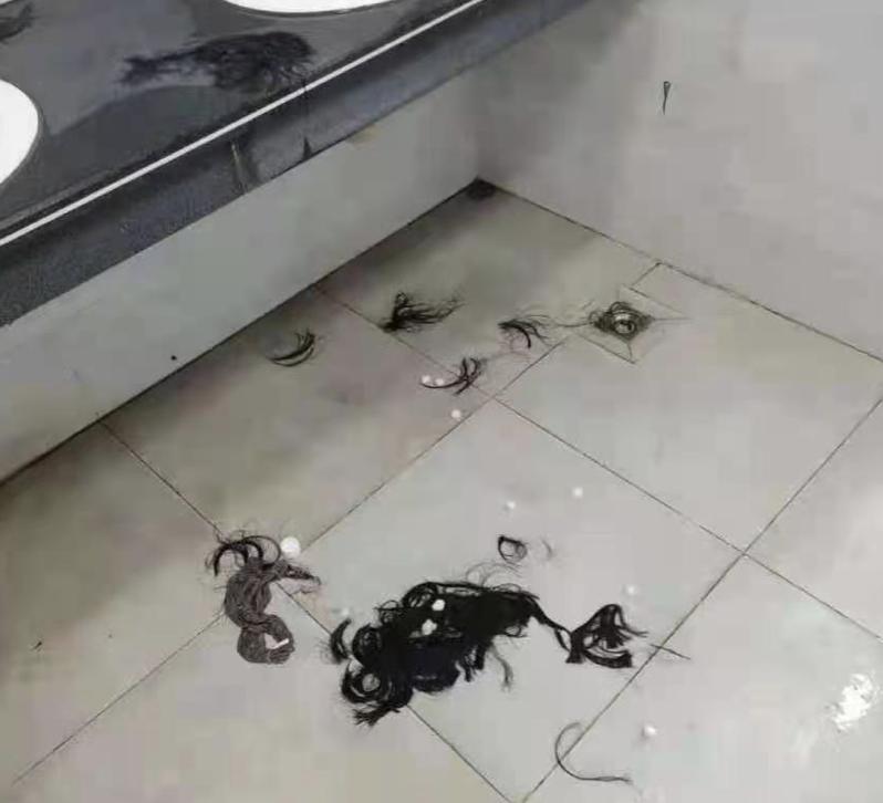 3名女生被泼硫酸原因,女学生被泼硫酸事件