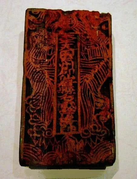 老师打扫卫生，却无意中发现一个“木疙瘩”，专家检查：皇帝木玺