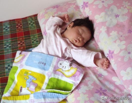 宝宝睡觉爱踢被子用这5招来应对,婴儿与被子的抗争