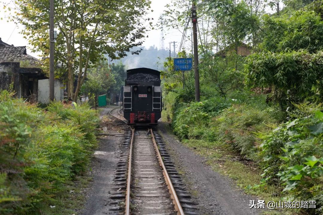 乐山嘉阳小火车值得去吗,嘉阳小火车与乐山大佛相隔多远