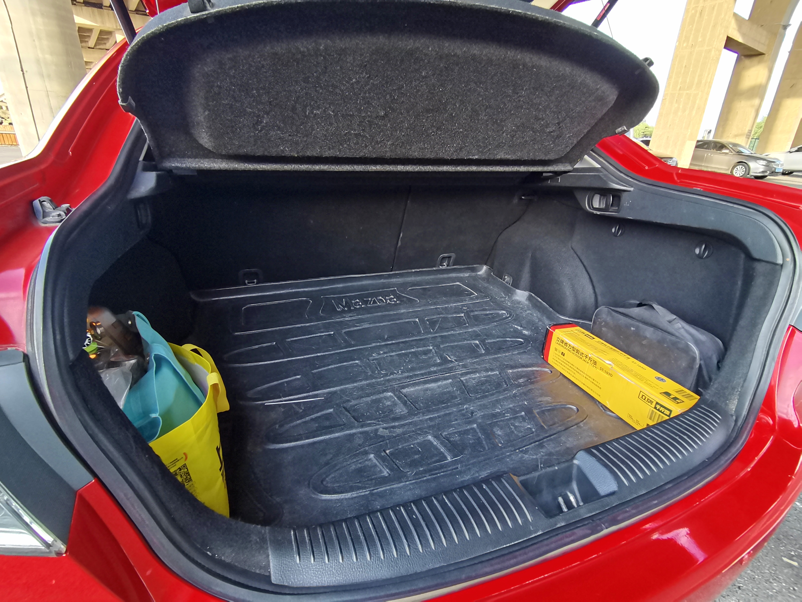 亮黑马自达6,亮灰马自达六