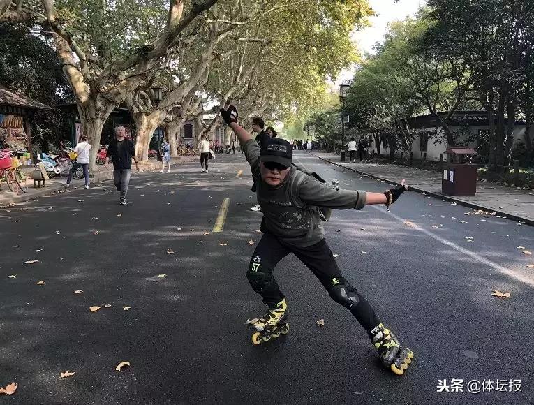 大叔脚踩轮滑在西湖边“翩翩起舞”，6得飞起