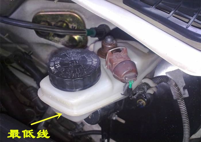 刹车油液位低是添加还是直接更换,刹车油少了是添加还是全部换