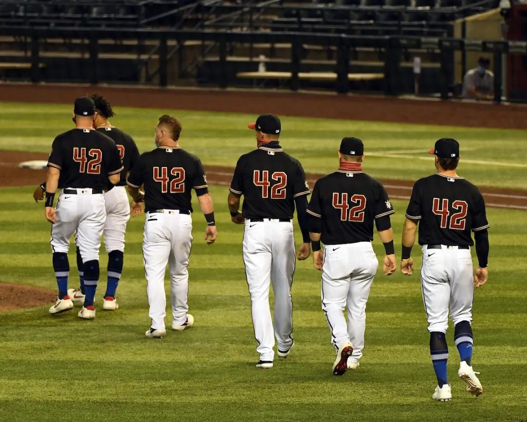 两个42和两个8,你知道这些退役号码的故事吗?