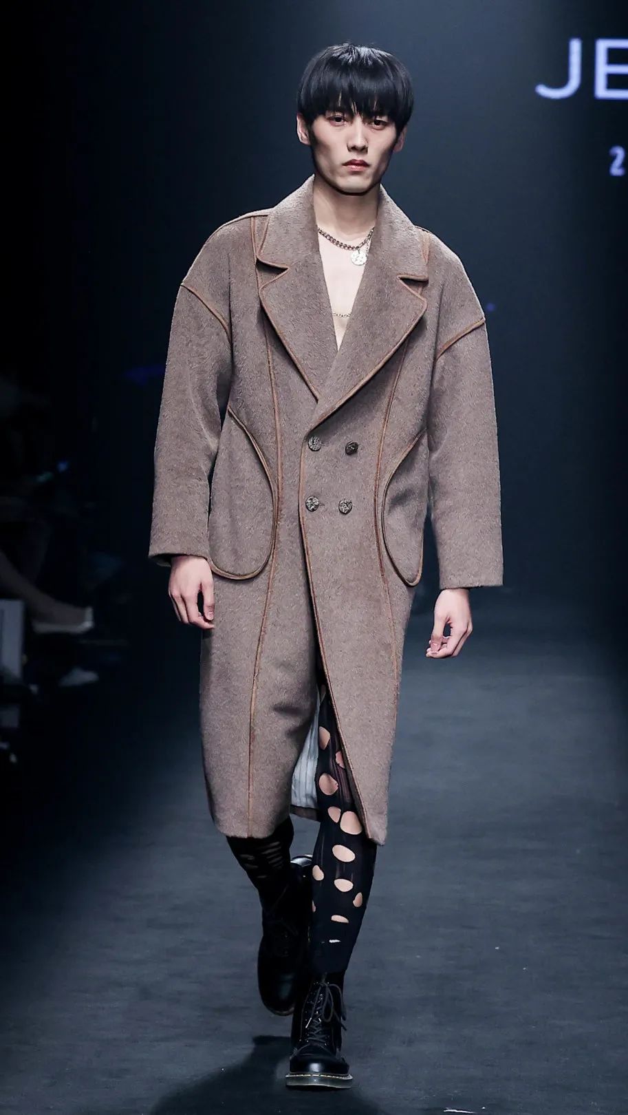 2021秋冬女装款式流行趋势,2018秋冬趋势报告巴黎时装周