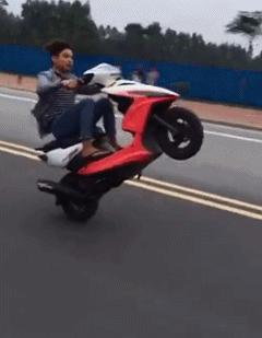 搞笑gif图妹子你太逗了,搞笑gif妹子你的衣服太前卫了