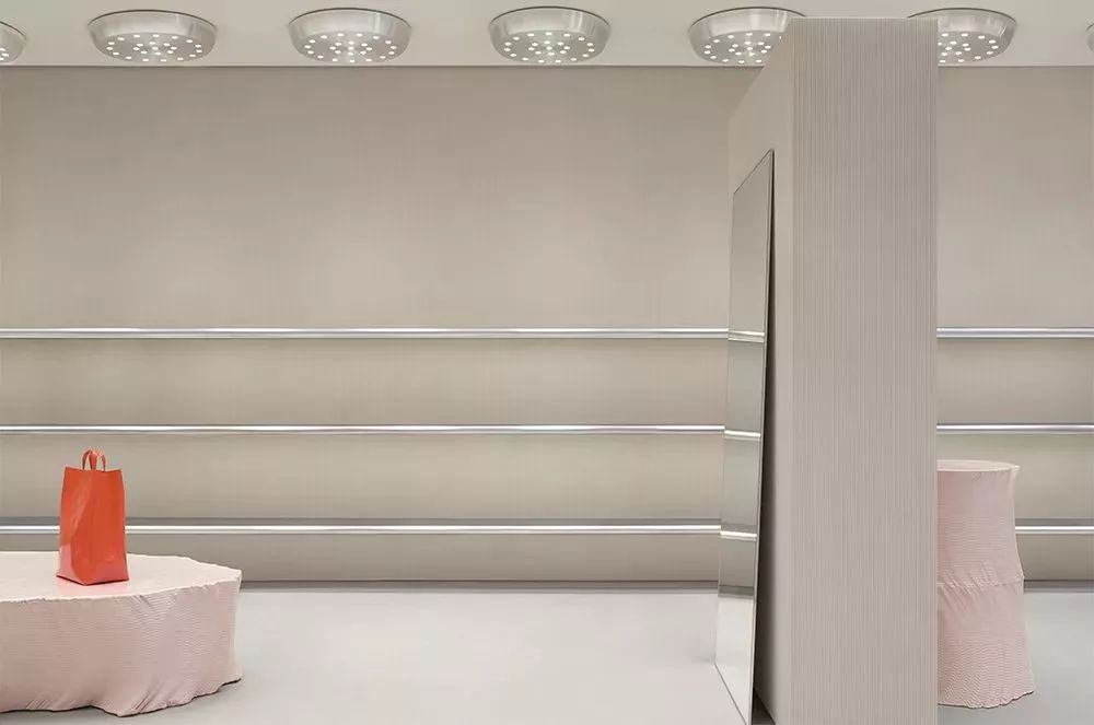 全球仅50多家店、年销售2亿欧元的Acne，门头竟然无LOGO？