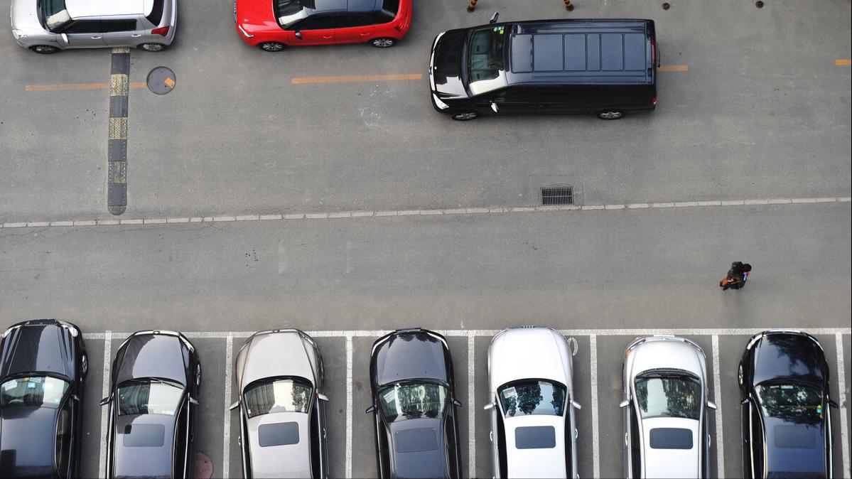 邻居乱停车那个男的是谁,邻居乱停车下次看你还敢不敢乱停