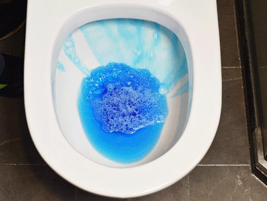 卫生间蓝泡泡会污染水吗,卫生间用的蓝泡泡有没有危害