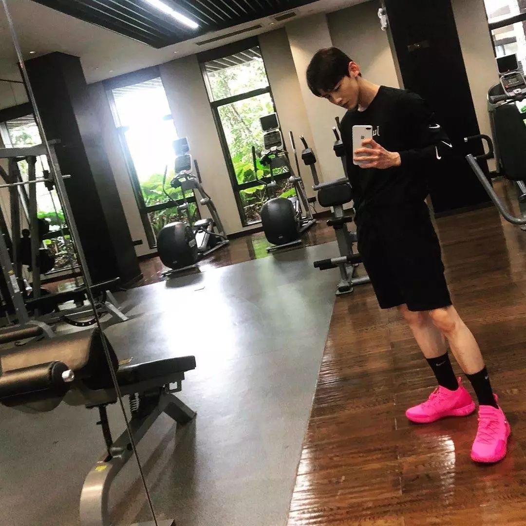 老了以后的白敬亭,白敬亭奶蓝小白鞋