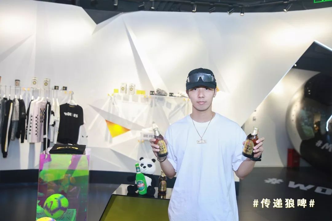 ​青岛啤酒携手英超狼队畅享欢聚与“狼”共舞玩转足球与时尚