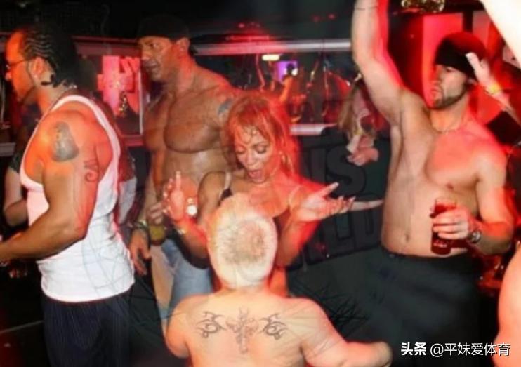 wwe明星aew首秀合集,wwe兰迪三人打罗曼三人