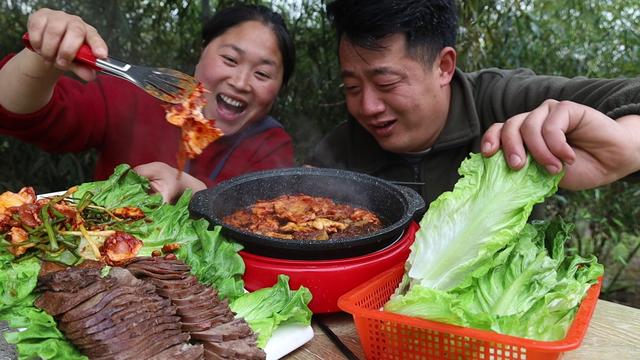 安徽农民夫妻边种田边吃饭,农村夫妻俩做饭被骂