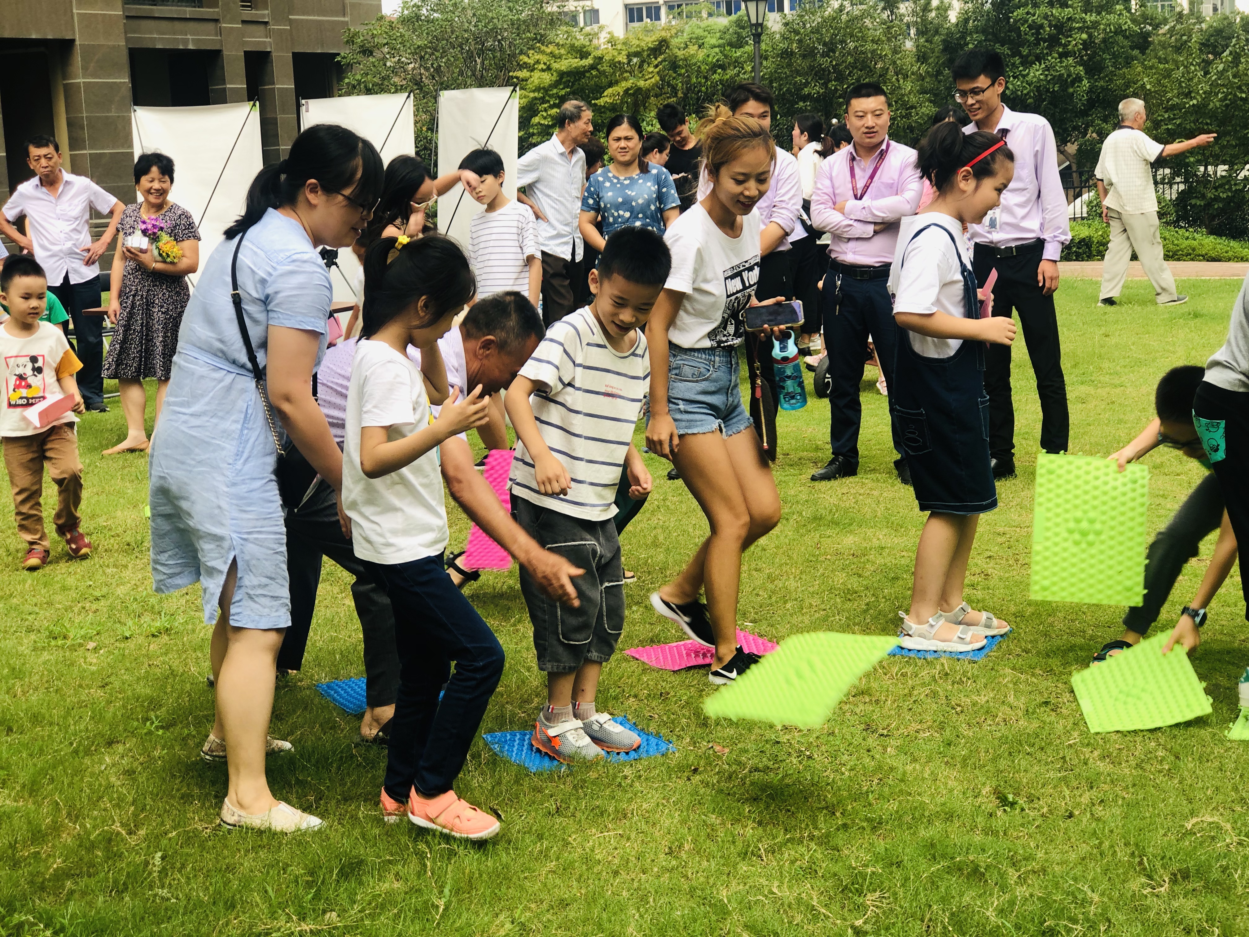 垃圾分类推动居民走向文明自觉,垃圾分类进社区童心同行助环保