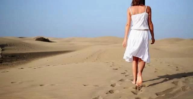 人在沙漠中迷路后怎么办,在沙漠里迷路该如何走出去