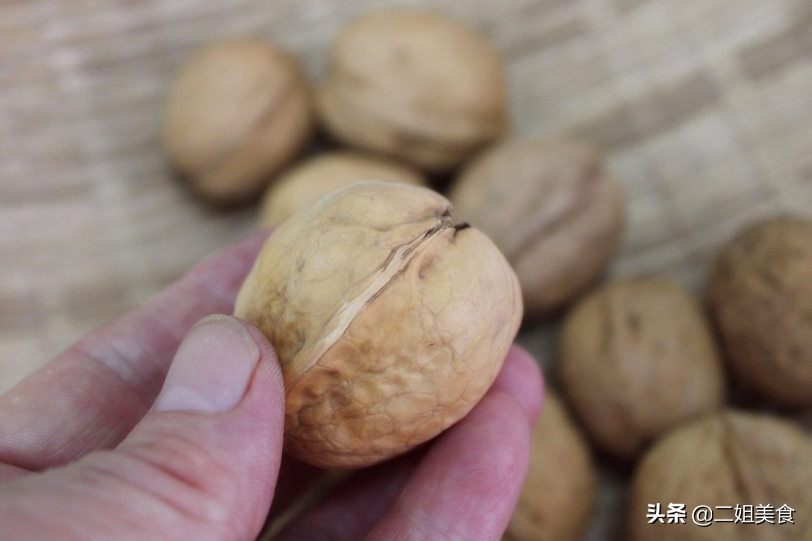 如何快速剥核桃仁上的薄皮,剥核桃窍门