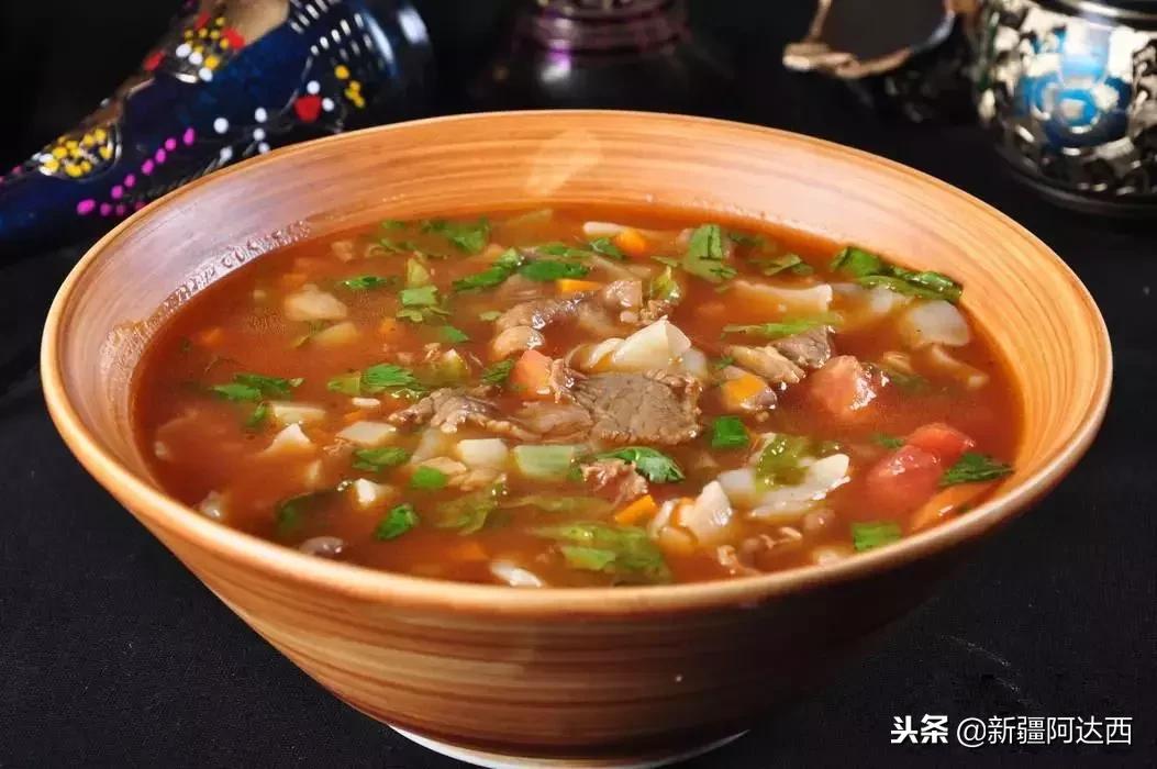 小伙吃火锅发现新大陆,小伙吃火锅吃出奇怪东西