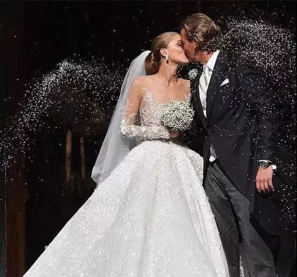 施华洛世奇和黄金哪个好,施华洛世奇是珠宝品牌吗