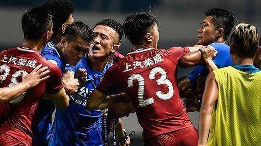 中超开赛至今遥遥无期，俱乐部工作人员收入锐减，球员却毫发无损