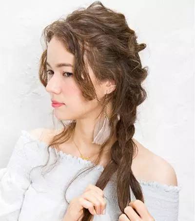 今年流行的侧编发,减龄全编发型