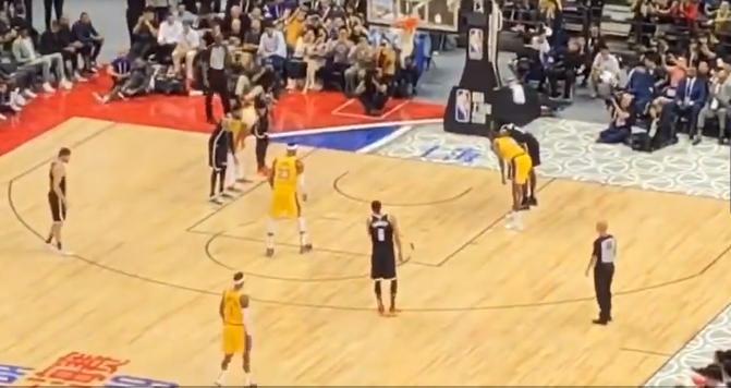 球迷为詹姆斯送上的是MVP呼声，广州足球迷为中国队送上的是什么